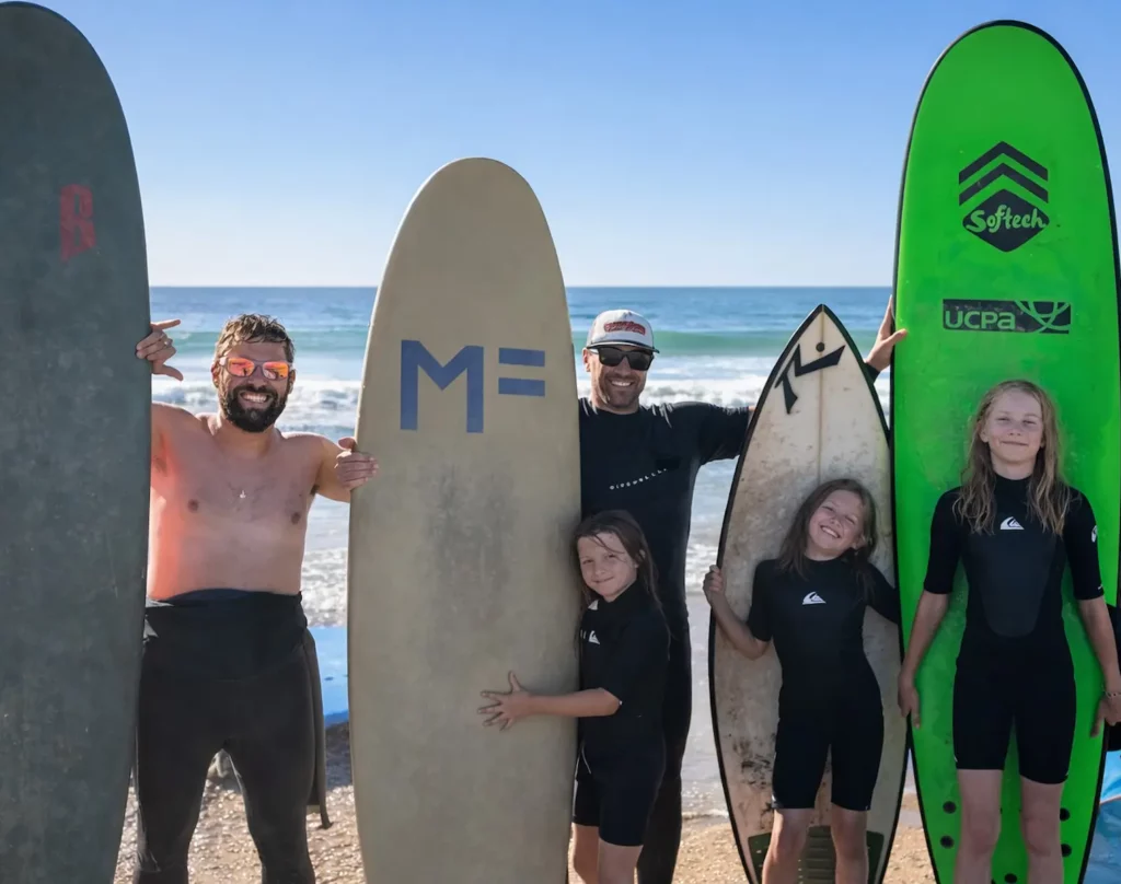 Cours de surf en famille à Biarritz sur la Côte des basques avec Ona Surf Guide Biarritz. Encadrés par Pierre Denoyel, moniteur de surf diplômé d’État, parents et enfants découvrent le surf dans un cadre sécurisé et adapté à tous les niveaux. L’école de surf à Biarritz propose des cours personnalisés et du surf guiding pour profiter pleinement des vagues du Pays basque. Une expérience idéale à partager en famille entre Biarritz et les Landes.