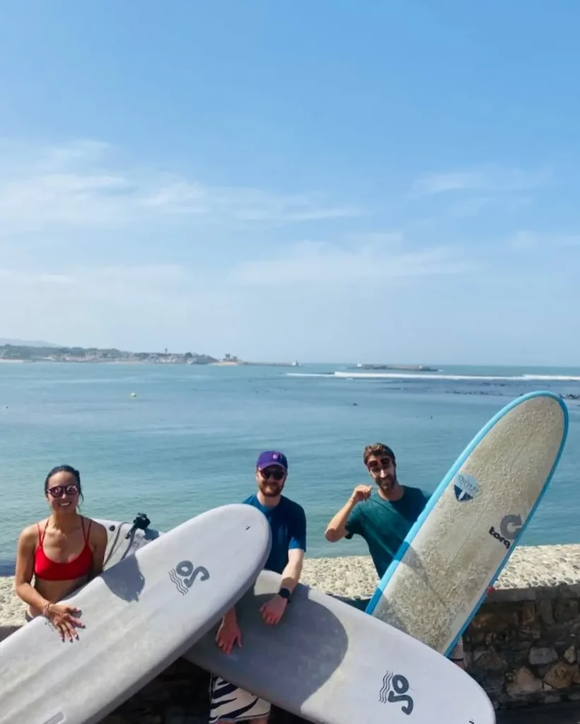 Pierre Denoyel surf guide et coach de surf privé à Biarritz après un cours de surf sur la Côte des Basques