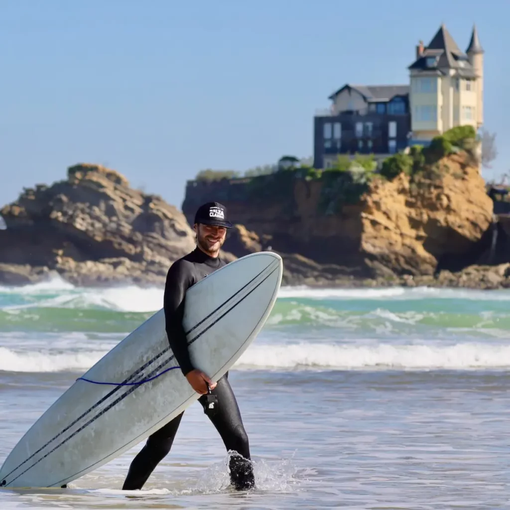 Surf guide Pierre Denoyel à Biarritz proposant des cours de surf particulier et du coaching surf privé sur la Côte des Basques