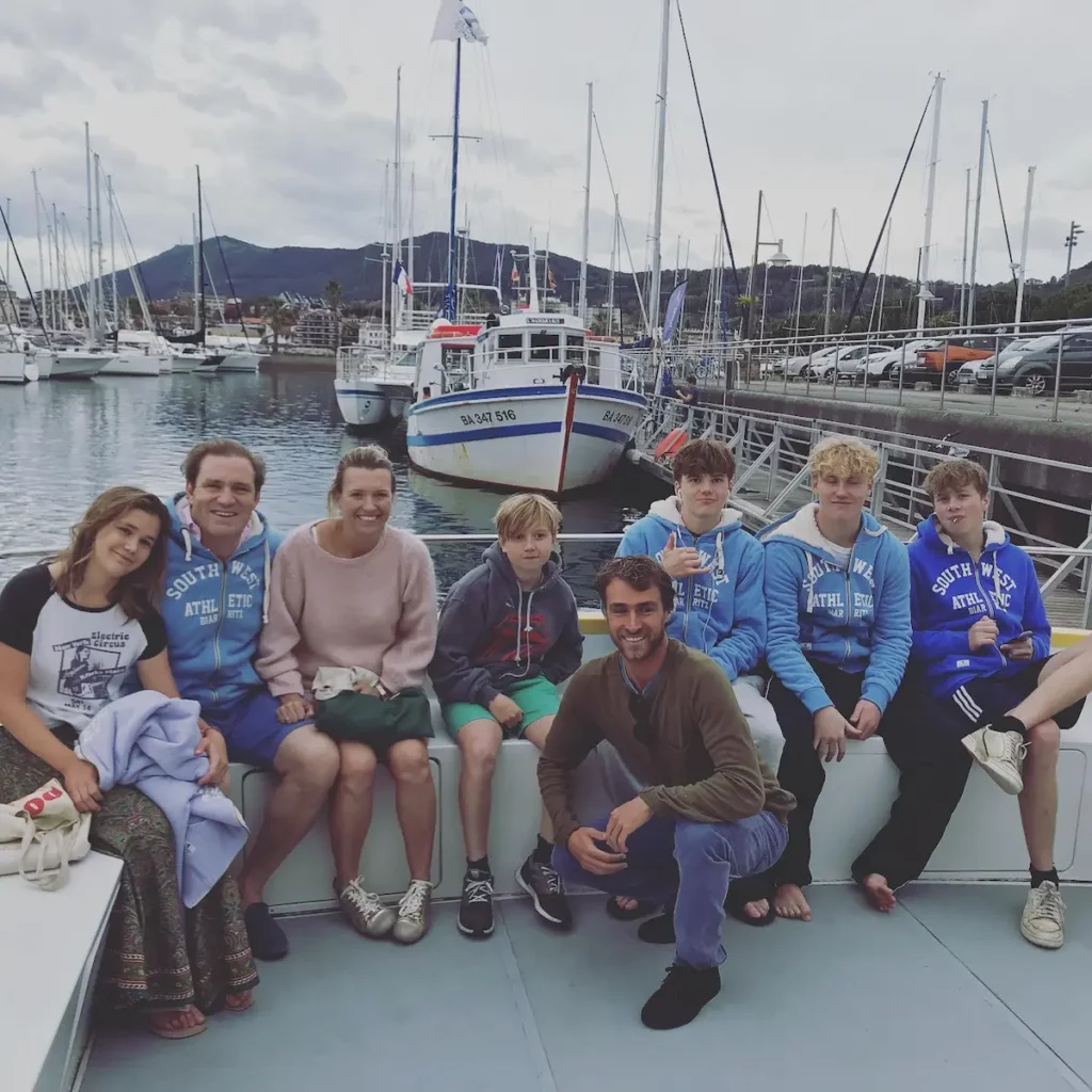 Pierre Denoyel surf guide au Pays basque avec une famille en vacances surf au port d’Hendaye